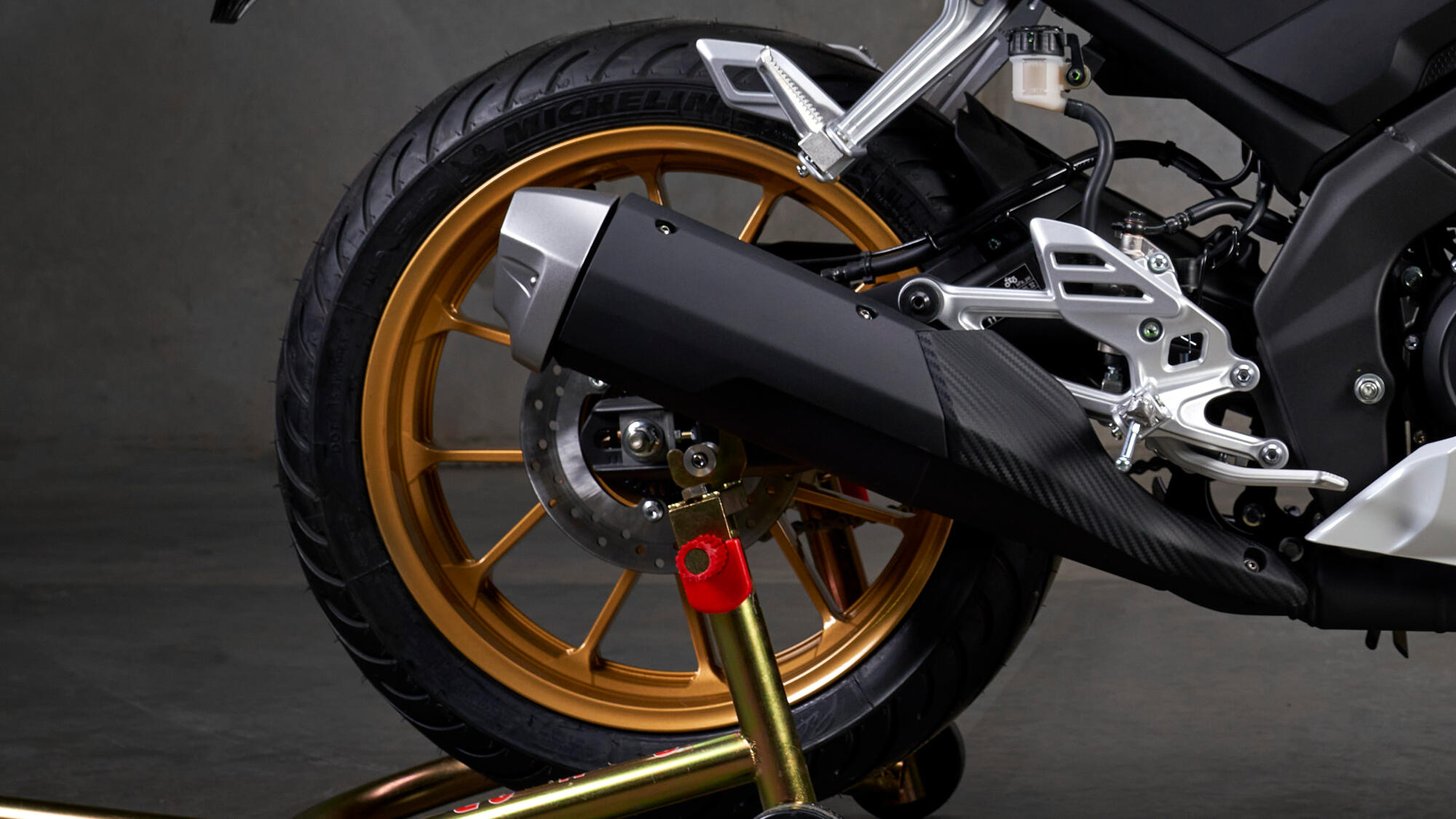 2022-Yamaha-YZF-R125SV-EU-Detail-012-03