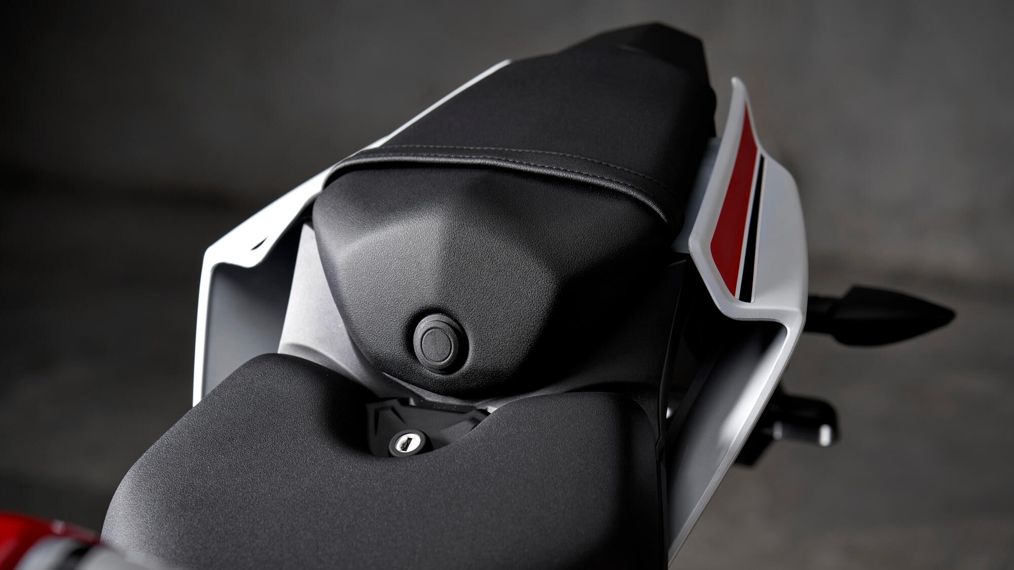 2022-Yamaha-YZF-R125SV-EU-Detail-014-03