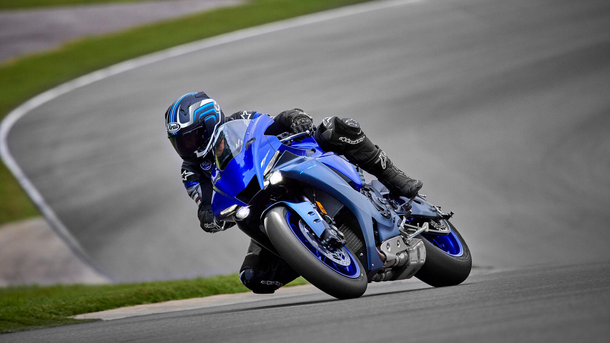 2022-Yamaha-YZF1000R1-EU-Icon_Blue-Action-005-03