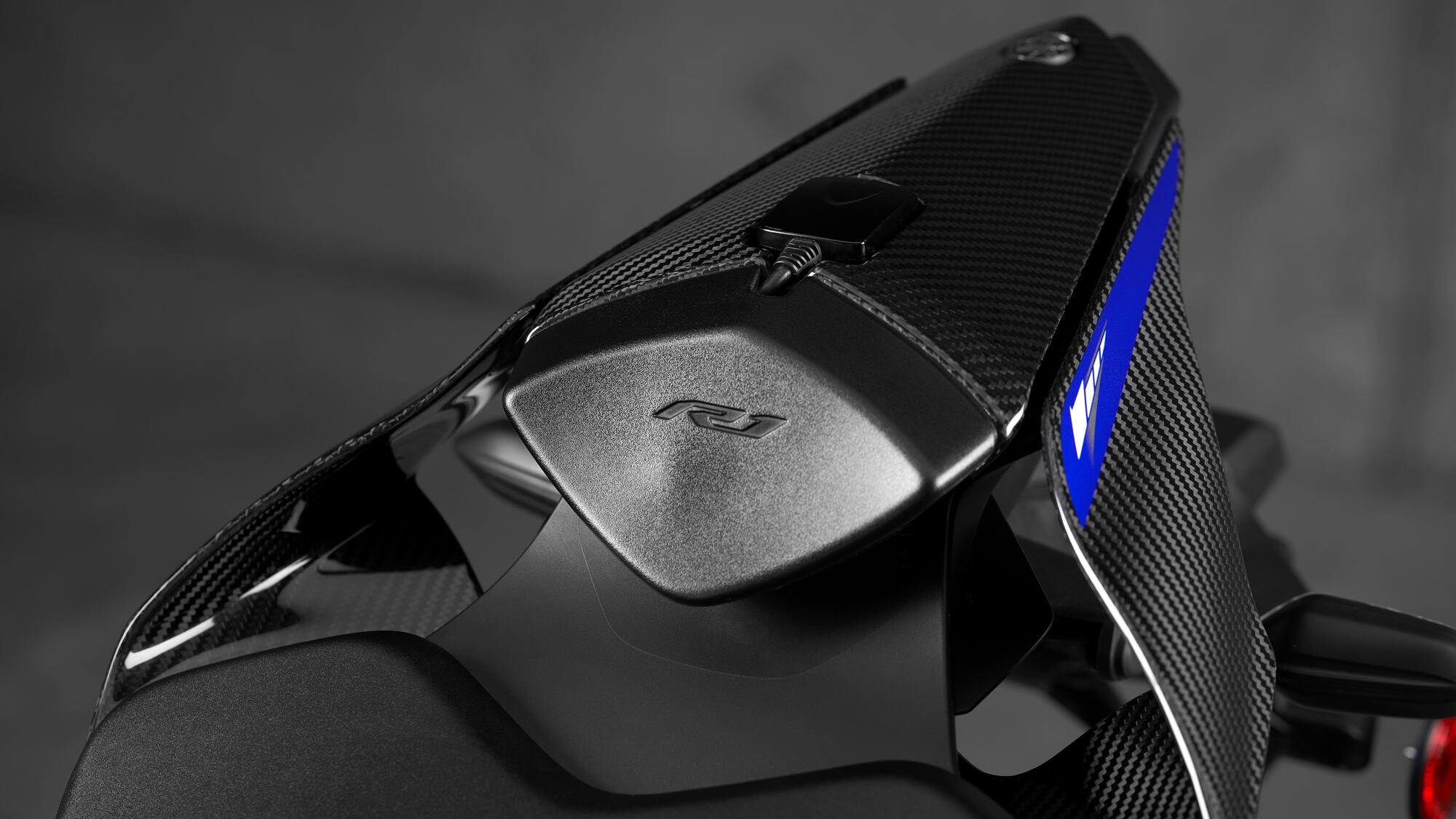 2022-Yamaha-YZF1000R1SPL-EU-Detail-004-03