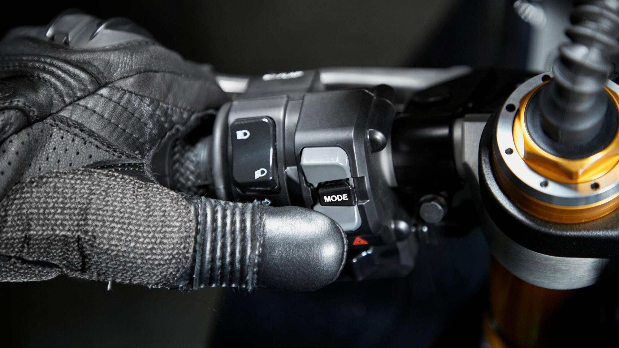 2022-Yamaha-YZF1000R1SPL-EU-Detail-006-03