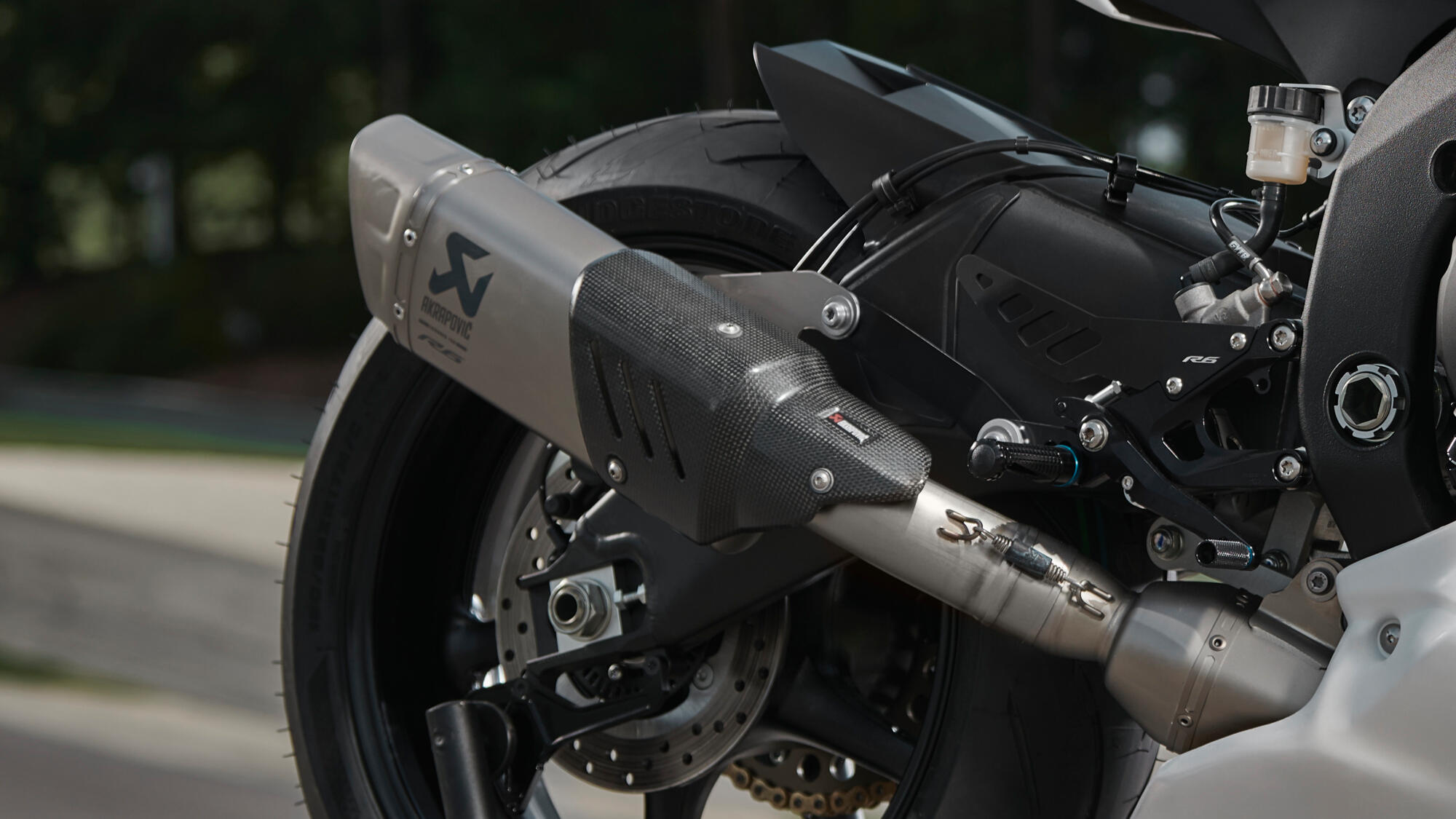 2022-Yamaha-YZF600R6RGYTR-EU-Detail-001-03