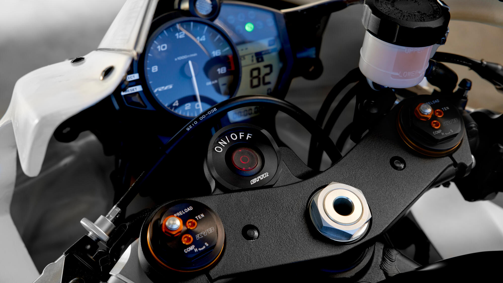 2022-Yamaha-YZF600R6RGYTR-EU-Detail-002-03