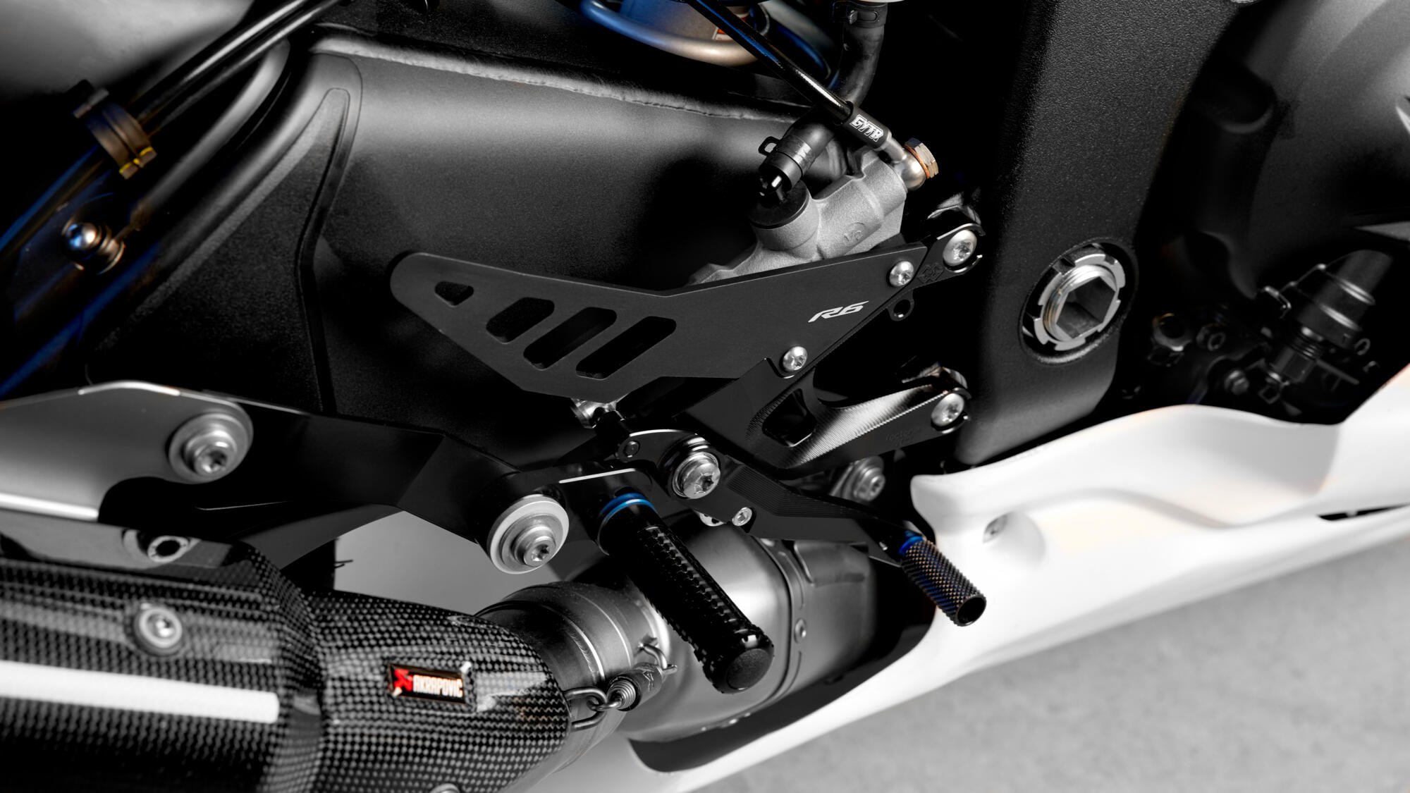 2022-Yamaha-YZF600R6RGYTR-EU-Detail-003-03