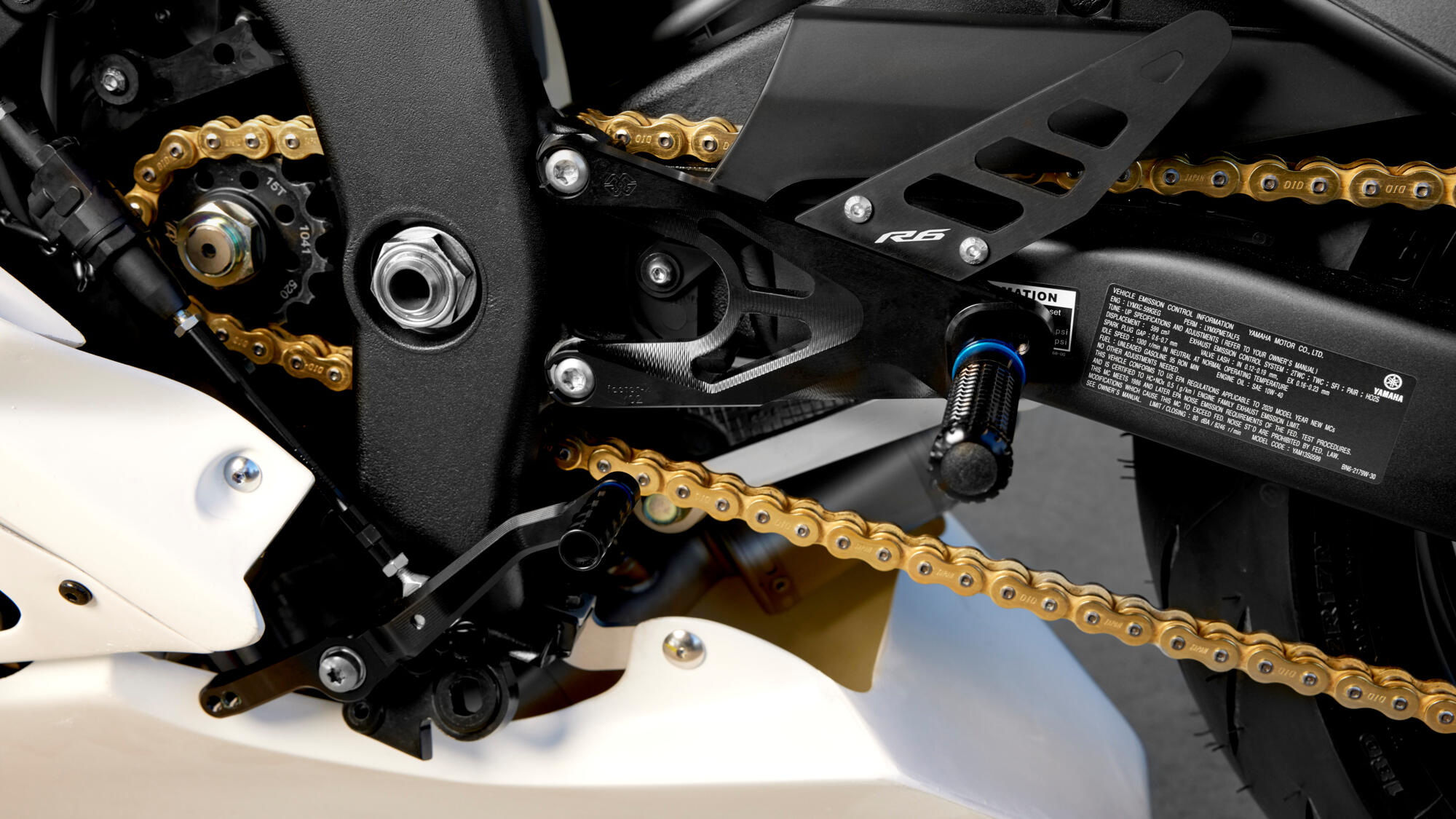 2022-Yamaha-YZF600R6RGYTR-EU-Detail-004-03