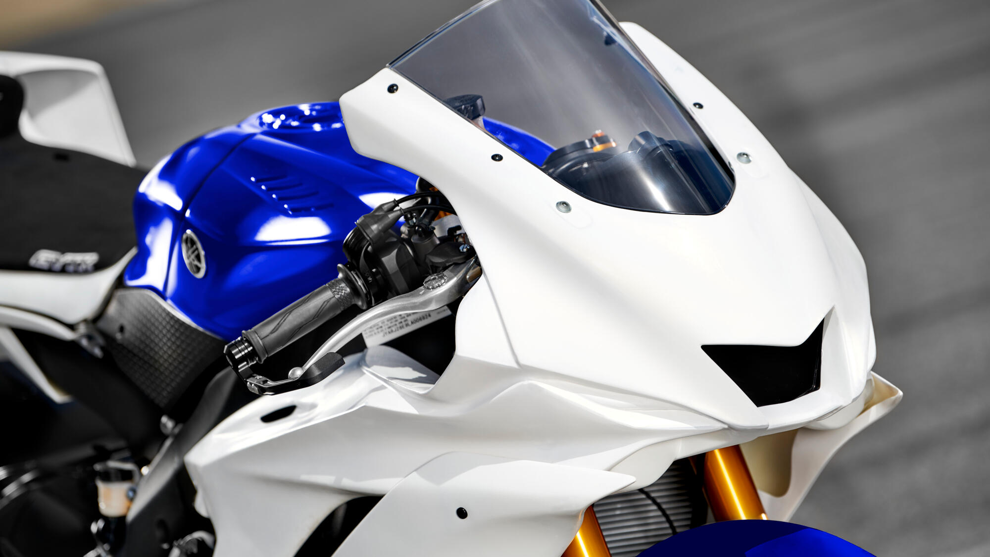 2022-Yamaha-YZF600R6RGYTR-EU-Detail-005-03
