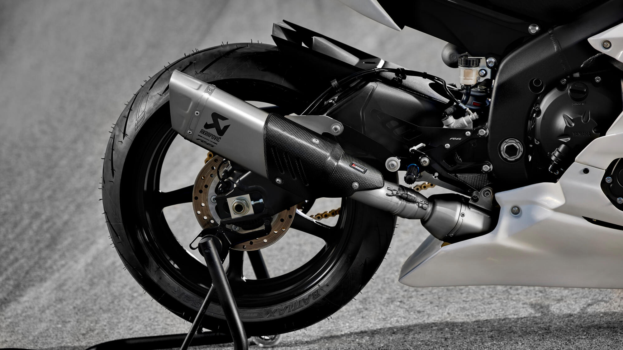 2022-Yamaha-YZF600R6RGYTR-EU-Detail-006-03