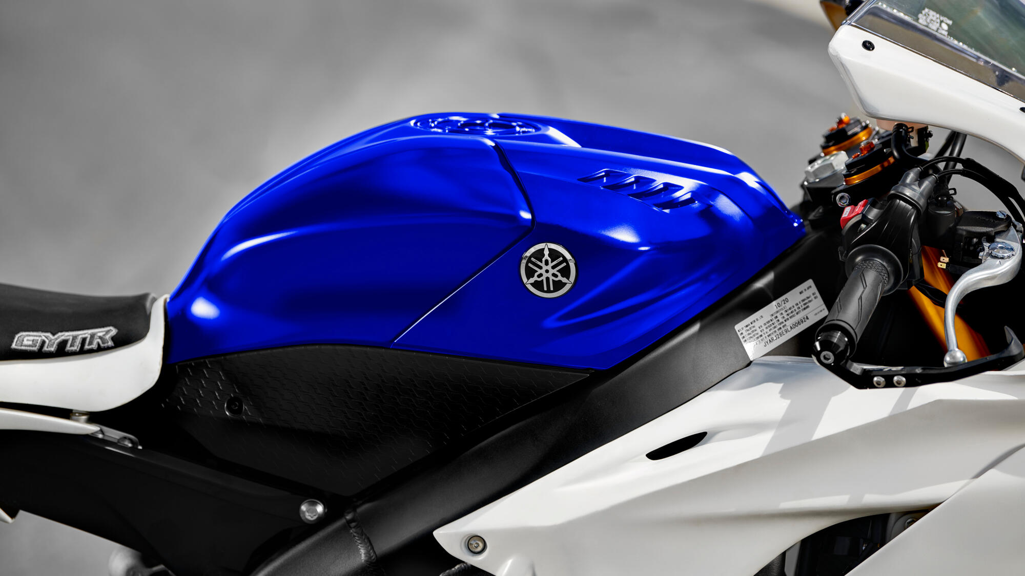 2022-Yamaha-YZF600R6RGYTR-EU-Detail-009-03