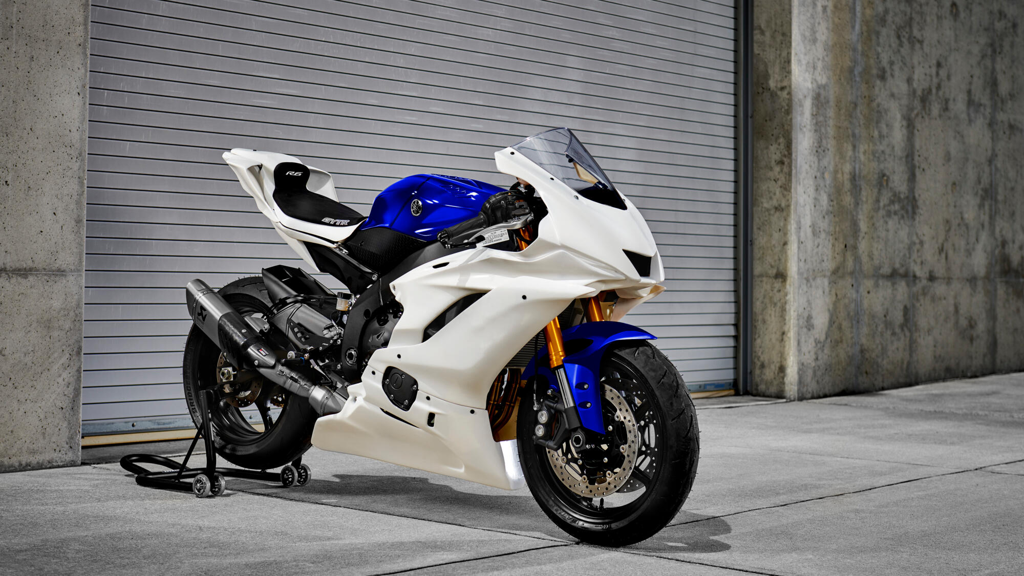 2022-Yamaha-YZF600R6RGYTR-EU-Primer_White-Static-003-03
