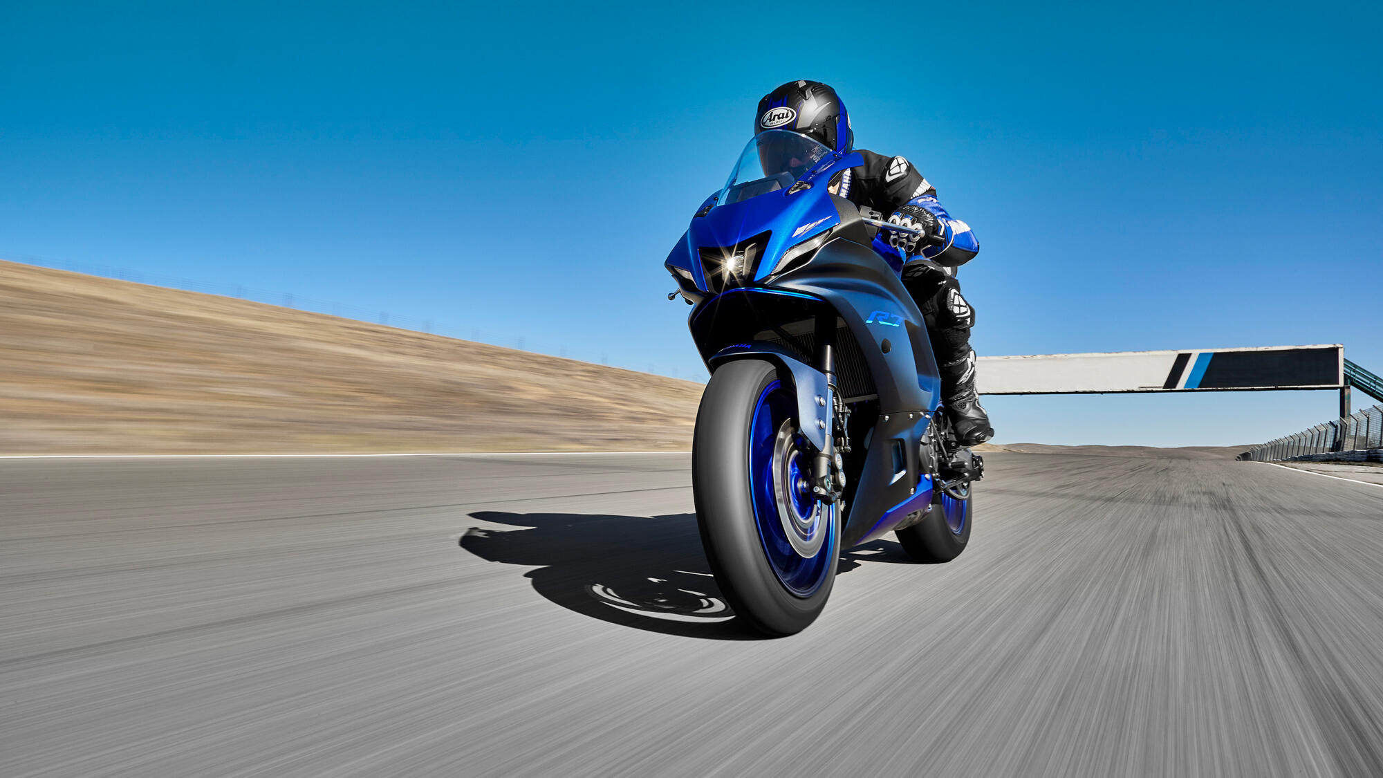 2022-Yamaha-YZF700R7-EU-Icon_Blue_-Action-003-03