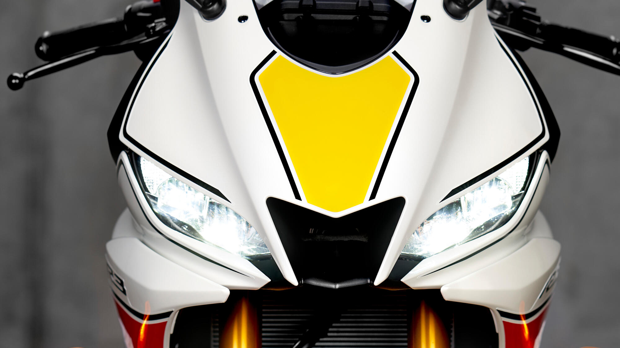 2022-Yamaha-YZFR320SV-EU-Detail-007-03