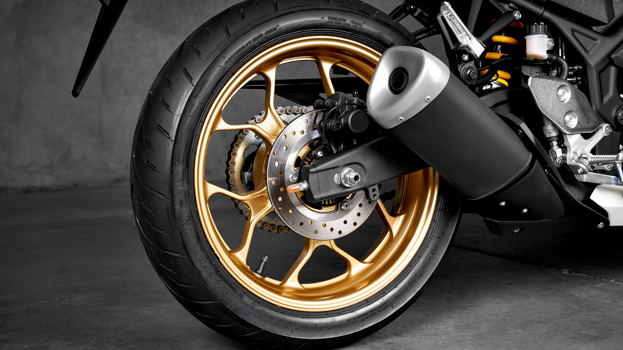 2022-Yamaha-YZFR320SV-EU-Detail-010-03