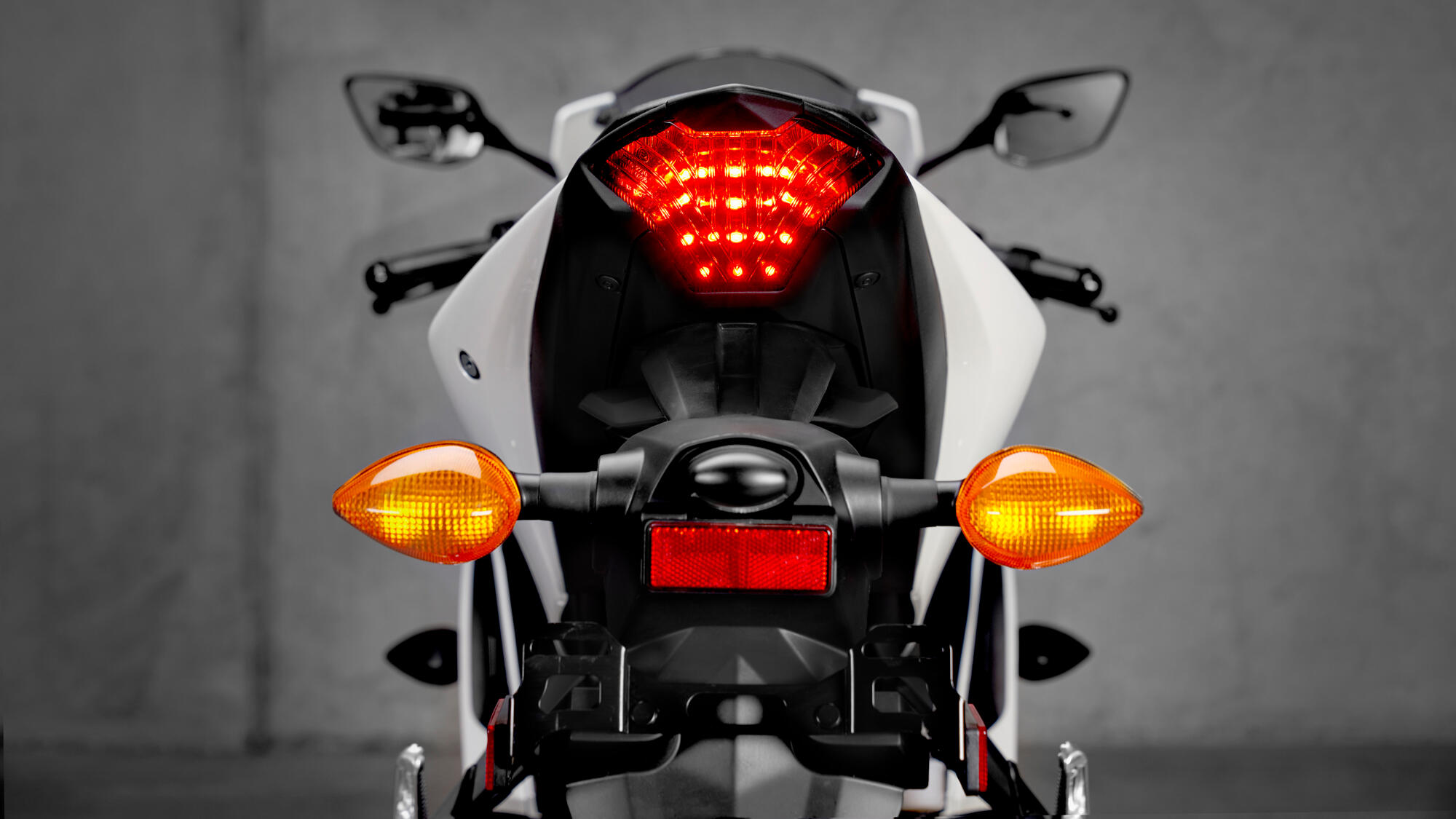 2022-Yamaha-YZFR320SV-EU-Detail-014-03