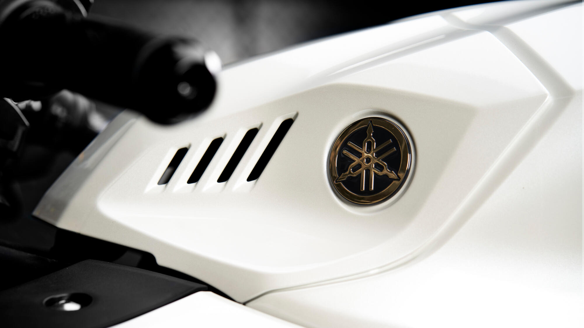 2022-Yamaha-YZFR320SV-EU-Detail-016-03