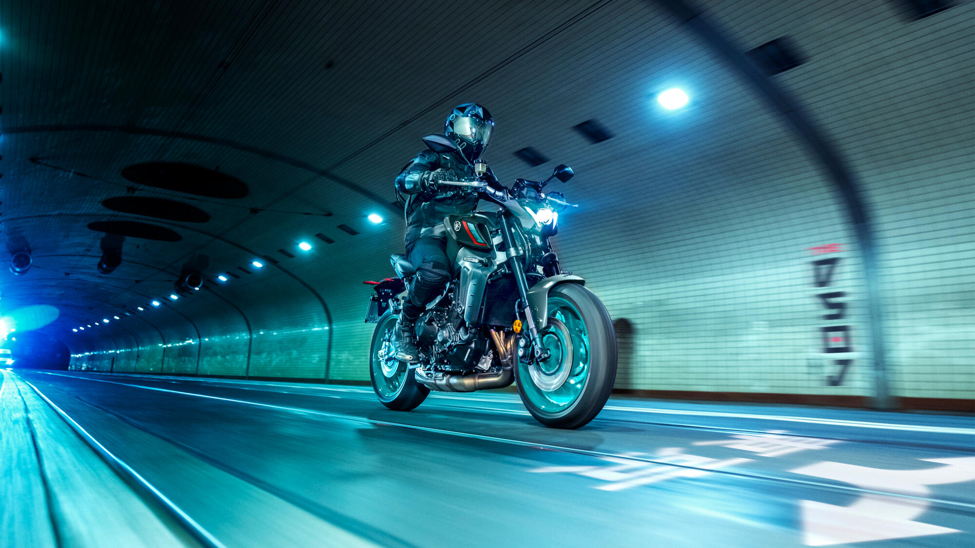 2023-Yamaha-MT09-EU-Cyan_Storm-Action-003-03